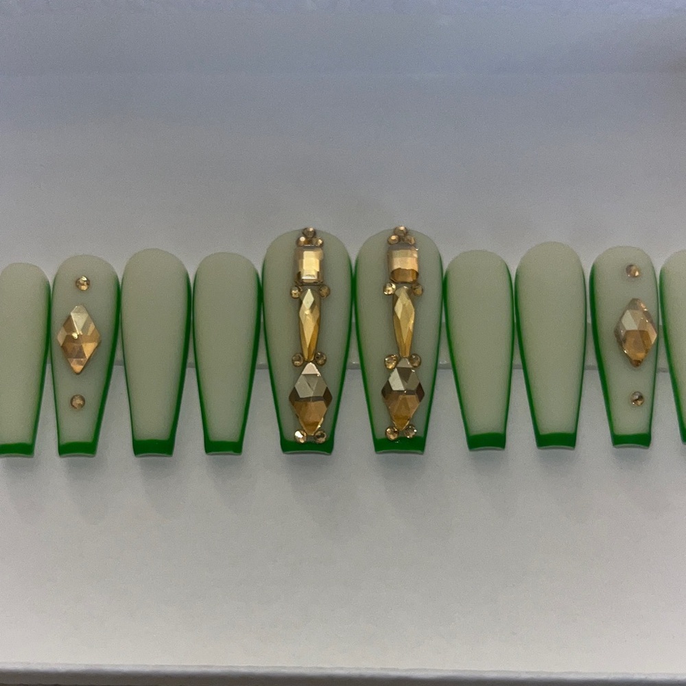 Elegant Green and Gold Press-On Nails